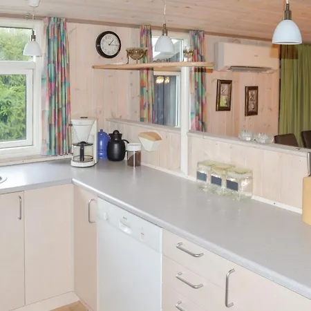 بيت للعطل Three Bedroom Holiday In